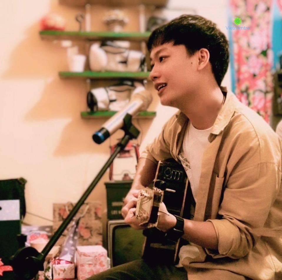 AnhLi sở hữu vẻ ngoài điển trai và lãng tử.