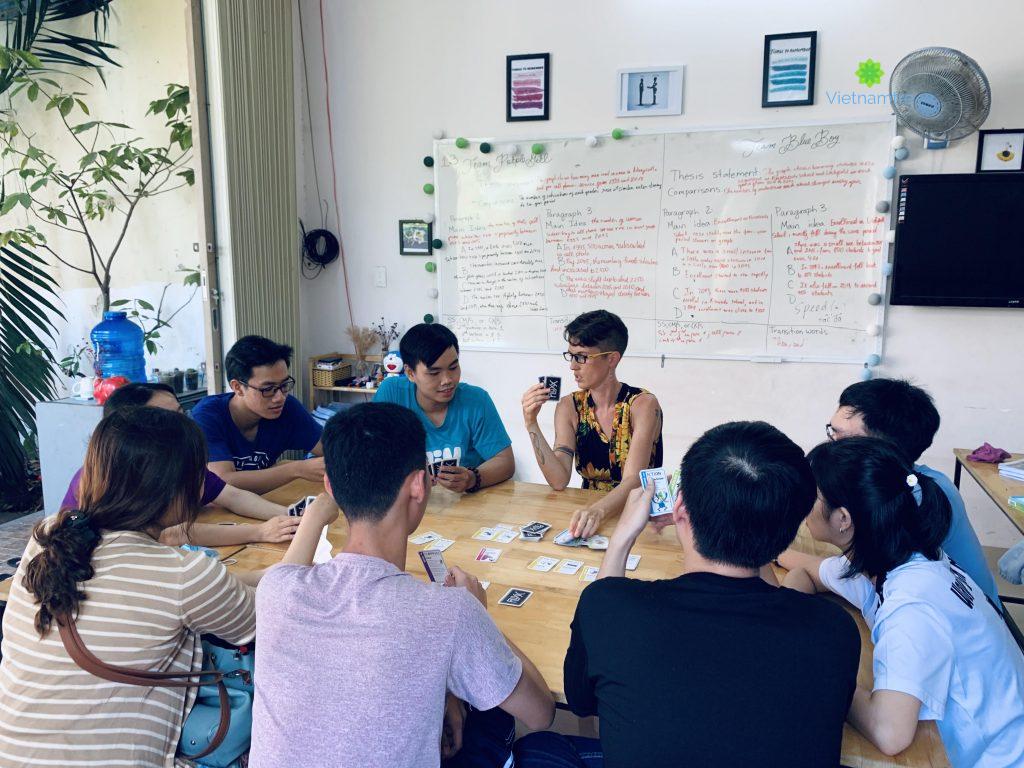 Cô giáo Abiella Stoddard và học sinh. 