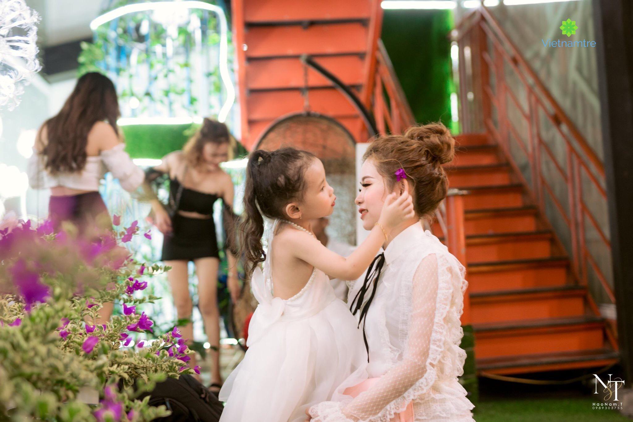 Hình ảnh Giang với thiên thần nhỏ của mình 