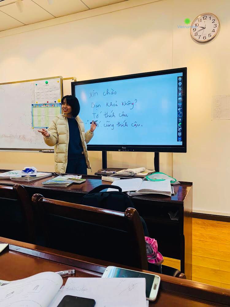 Tại CUG cô dạy tiếng Việt cho các bạn quốc tế trong giờ giải lao.