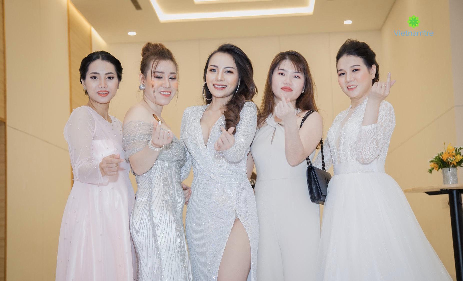 Yến Nhi cùng các học viên do mình đào tạo