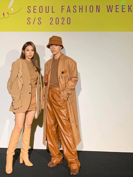 Khổng Tú Quỳnh và Kelbin ăn mặc đồng điệu về màu sắc lẫn phong cách khi đi xem thời trang tại Hàn Quốc 