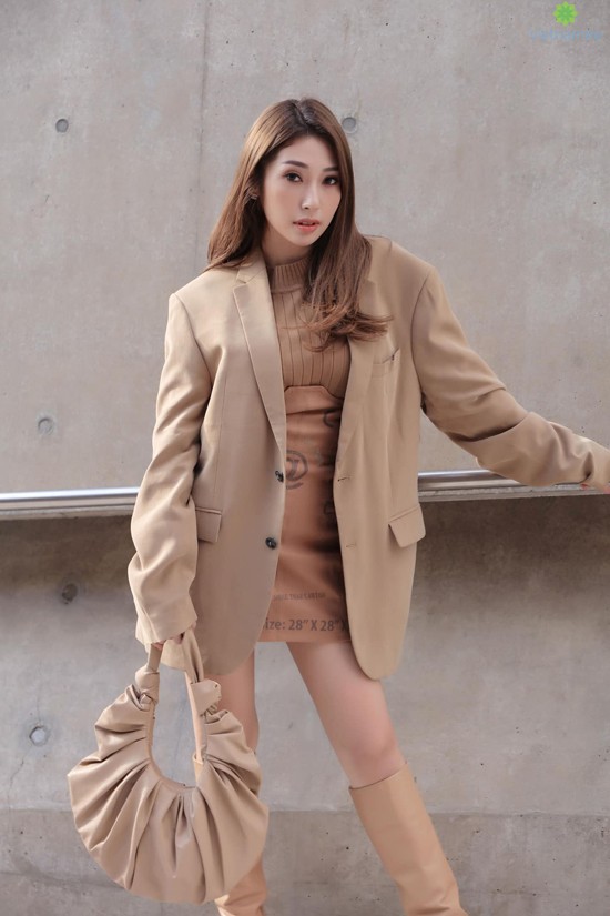 Tông nude, màu beige được phối hợp một cách nhuần nhuyễn trên set đồ gồm áo blazer dáng rộng, váy da phối áo len cổ lọ, bốt cao cổ và túi đeo vai cho Khổng Tú Quỳnh 