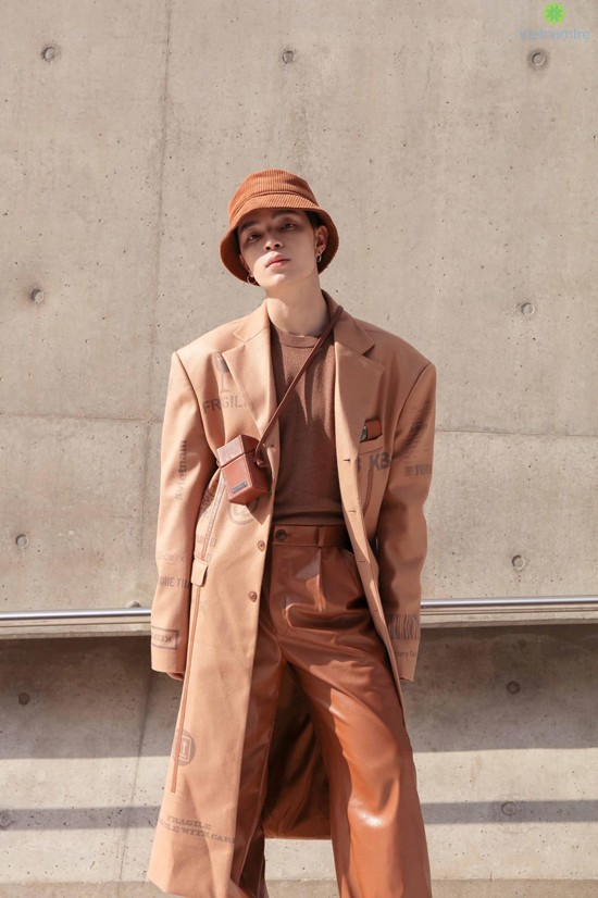 Bắt nhịp xu hướng được ưa chuộng ở Hàn Quốc, Kelbin cũng thể hiện cách mix - match ấn tượng với áo choàng, quần ống rộng và phụ kiện đồng sắc màu.