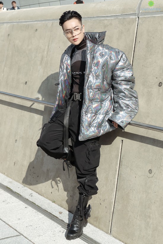 Sự xuất hiện của Ti Ti(cựu thành viên nhóm HKT) cũng khiến nhiều khán giả bất ngờ bởi cách thay đổi phong cách của anh.