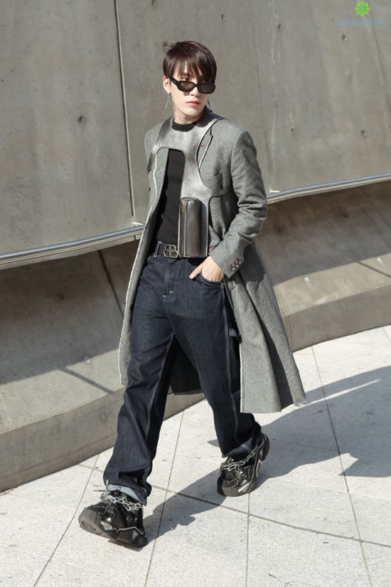 Khi "lên đồ" cho TiTi, stylist Kye cũng không quên chọn cho mình một bộ cánh tông màu đen -xám để tạo sự liên kết và thể hiện "tinh thần teamwork"