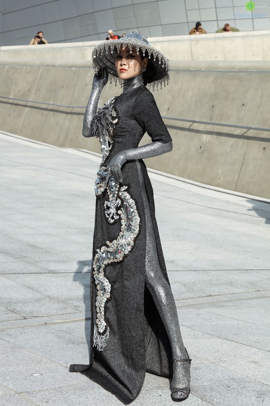 Hoa Hậu áo dài Tuyết Nga cũng là một trong những nhân tố gây chú ý khi khoe dáng trong mẫu trang phục lấy cảm hứng từ áo dài truyền thống. 