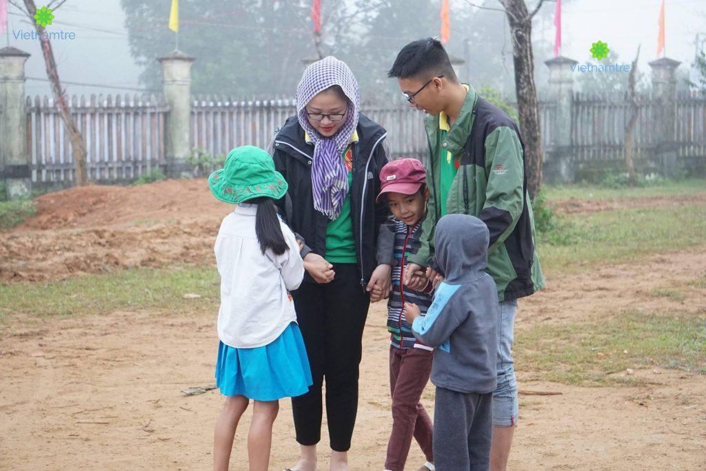 Dương Thanh vInh cùng các em nhỏ khi làm thiện nguyện