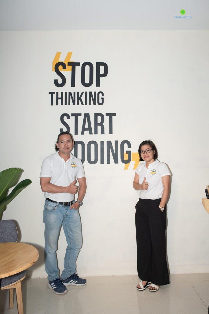 Anh Thắng cùng vợ tại Xoăn Coffee