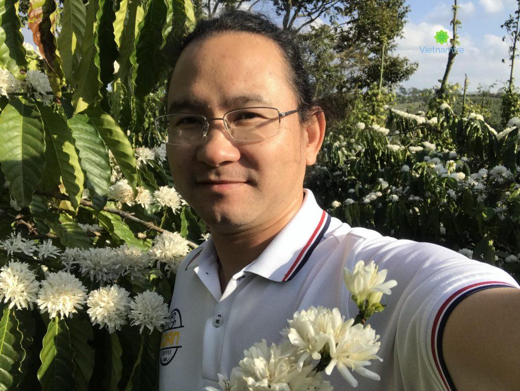 Chàng Xoăn bên cây cà phê