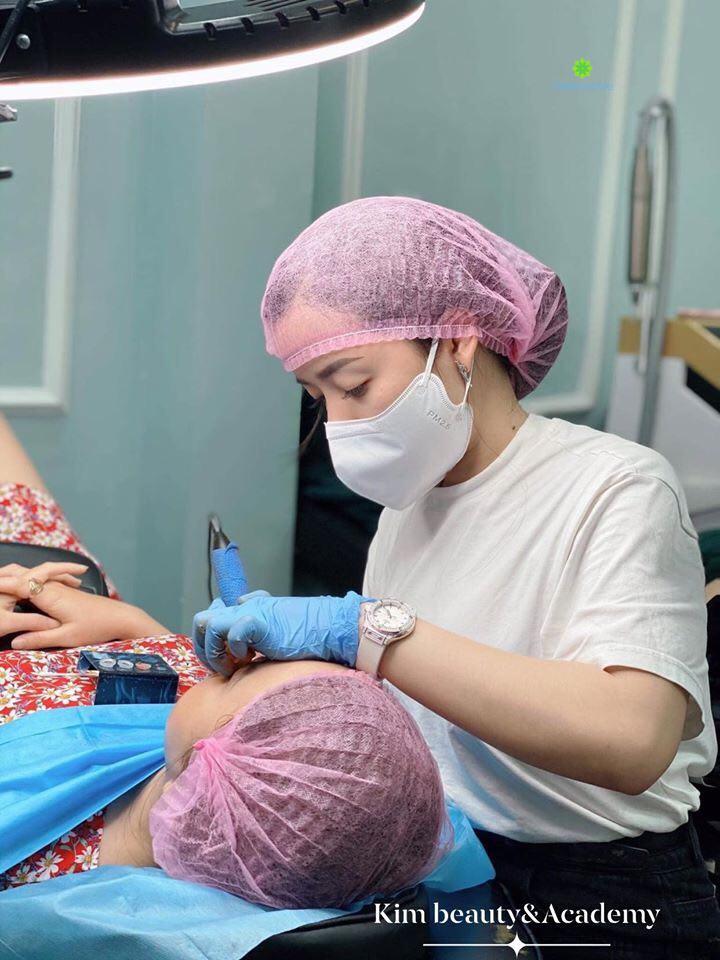 Cô còn sở hữu riêng cho mình spa phun xăm thẩm mỹ 