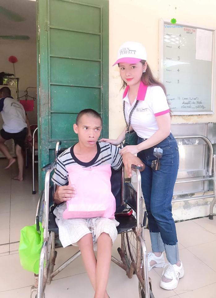 Hình ảnh chị Thủy tham gia từ thiện cộng đồng 