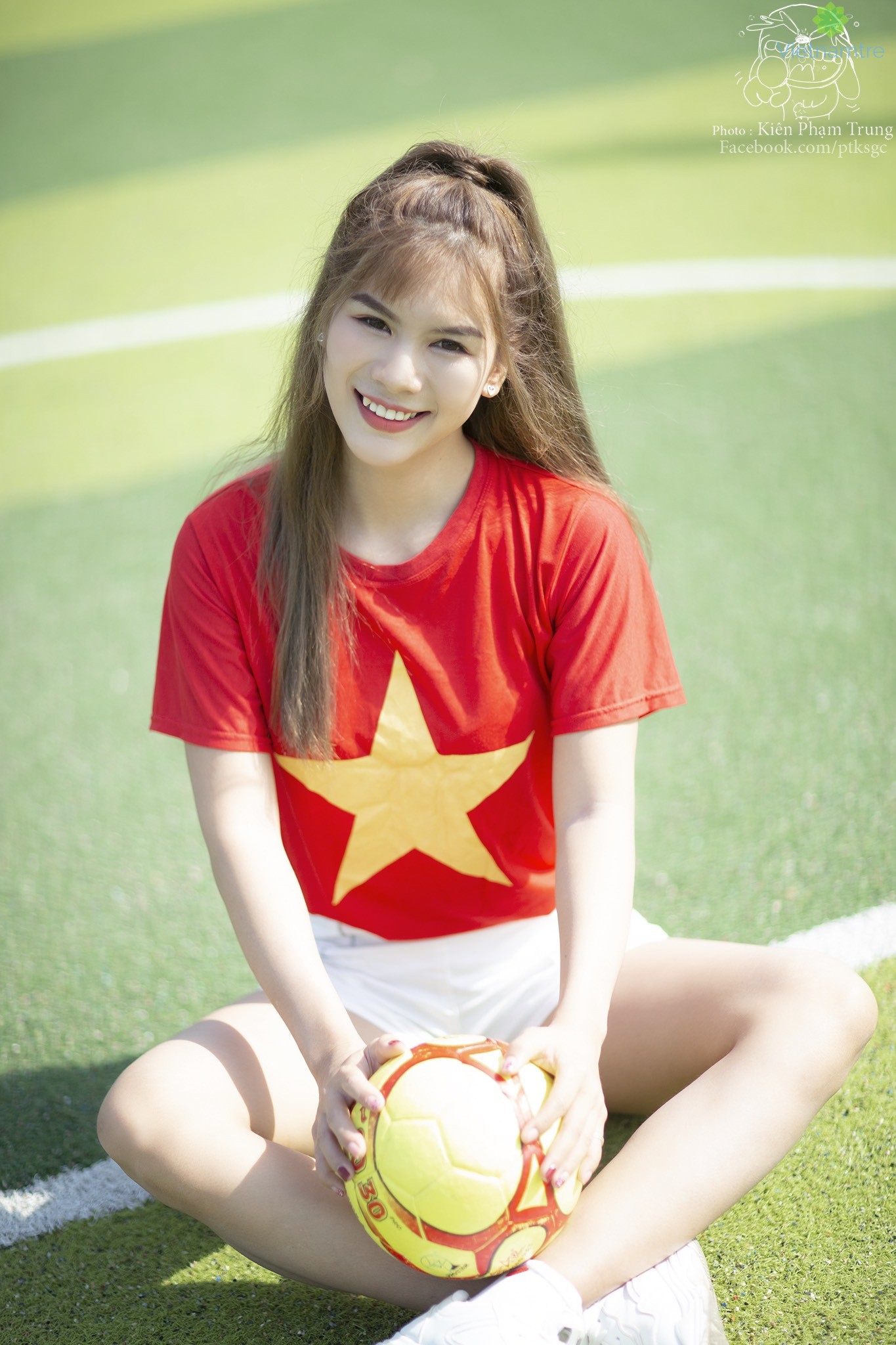 Cô nàng may mắn được Quang Hải trao vòng hoa