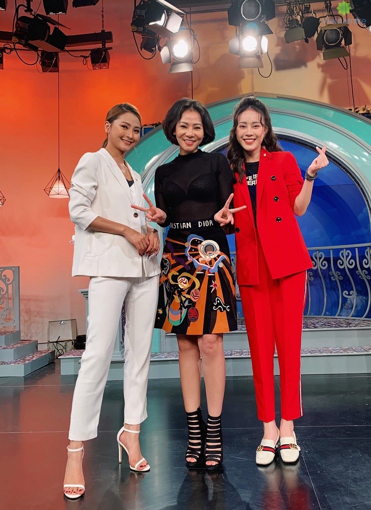 Ngô Mai Phương (Phải) với vai trò là MC của chương trình Bữa Trưa Vui Vẻ