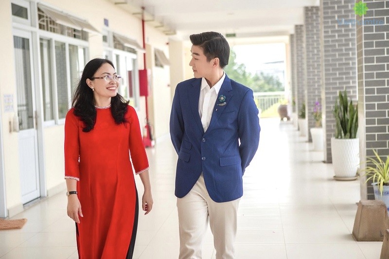 Nam Hee và cô Hiệu trưởng ôn lại kỷ niệm của hai cô trò