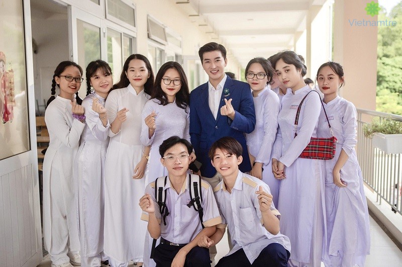 Nam Hee thân thiện chụp hình với các bạn học sinh