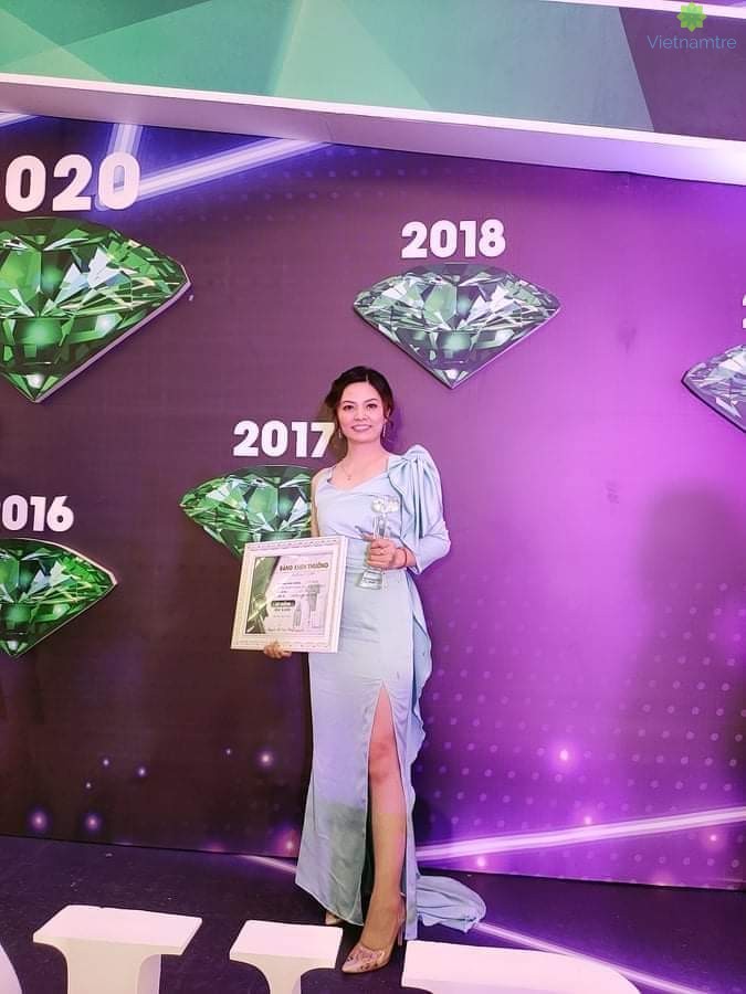 Ảnh Liên được vinh danh tại buổi lễ kỹ niệm 8 năm thành lập MQ Group