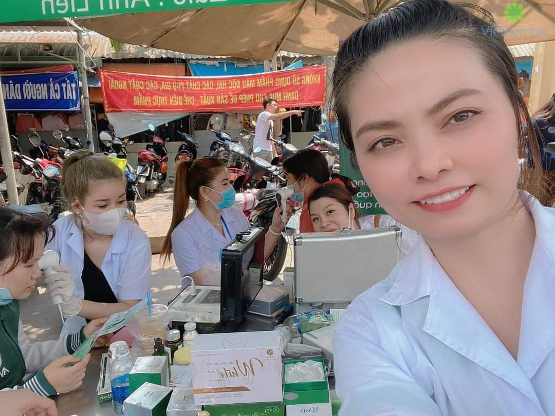 Ảnh Liên cùng đồng đội của mình luôn sẵn lòng có mặt tại các buổi "Soi da miễn phí" của MQ Skin