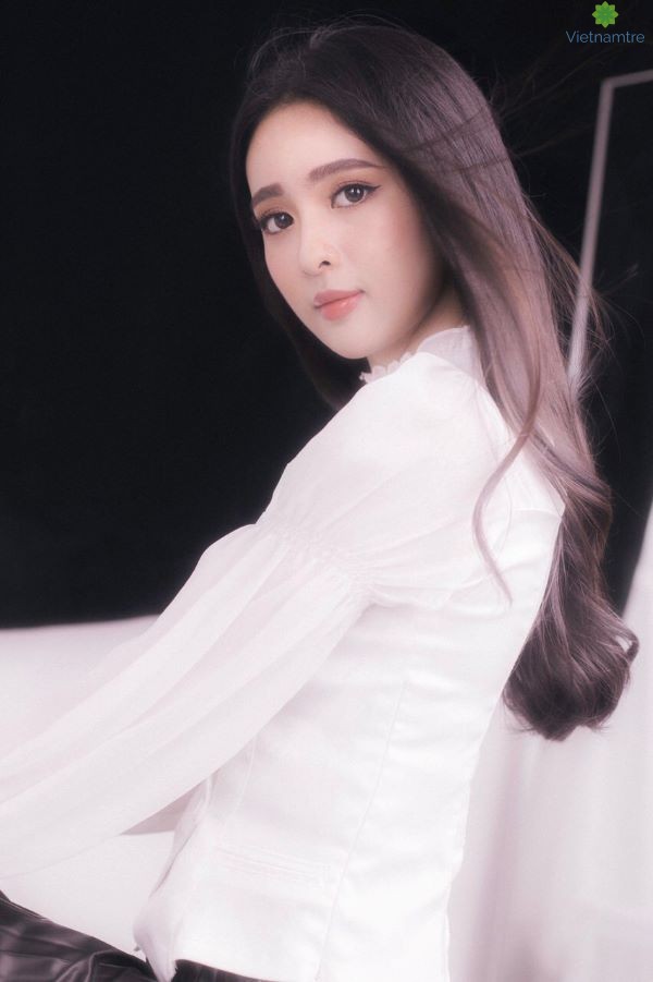 Thần thái "ngút ngàng" của cô nàng Ái Phi