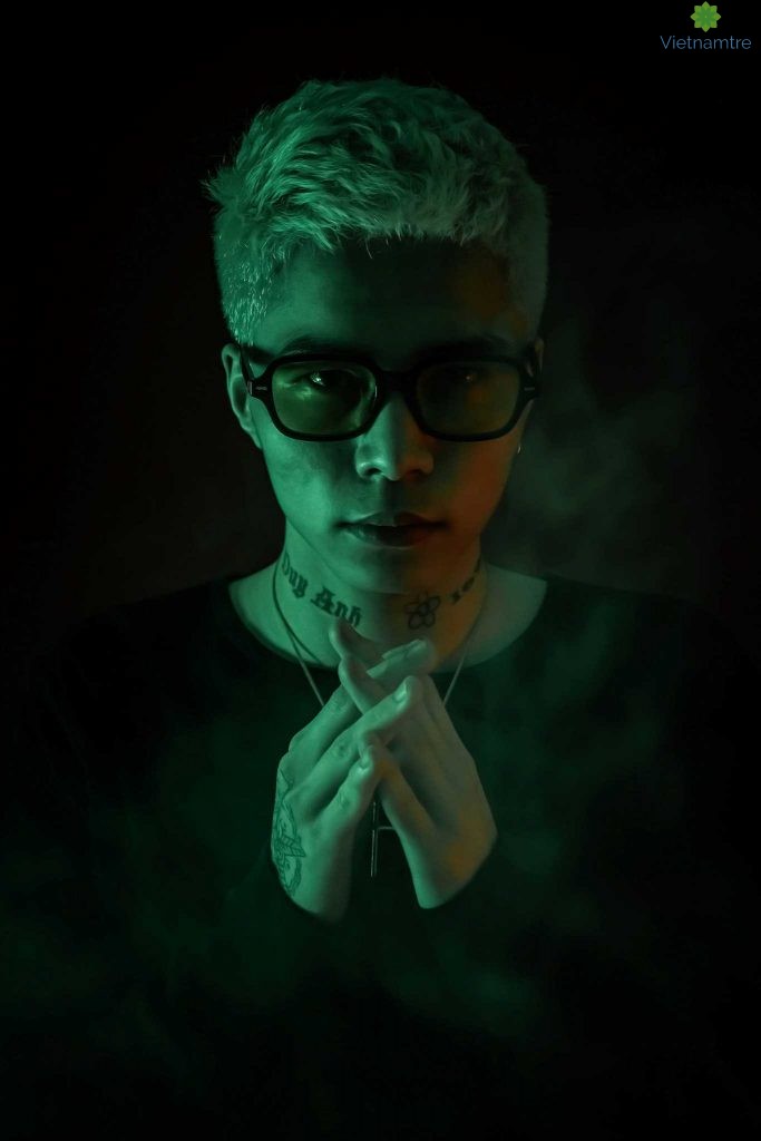 Thời gian làm việc chủ yếu là vào ban đêm. Lúc mọi người đang chìm vào trong giấc ngủ thì Duy Anh phải tiếp tục làm việc sưng cả mắt. Nhưng vì đam mê nên phải cố gắng