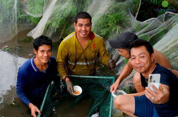 Hoàng Mạnh Long cùng anh em chăm sóc cá