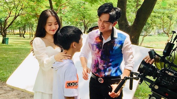 Nàng diễn viên trẻ cũng được nhiều anh chị đi trước tin tưởng trao vai diễn.