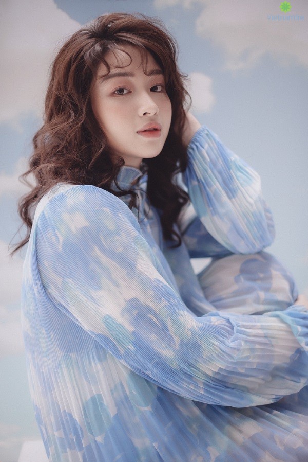 Nữ ca sĩ với vẻ đẹp dịu dàng, thu hút mọi ánh nhìn