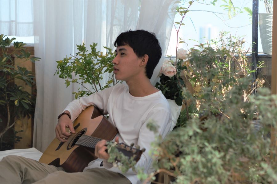 Ngoài giọng hát đầy cảm xúc, cậu chàng còn có vẻ ngoài ưa nhìn