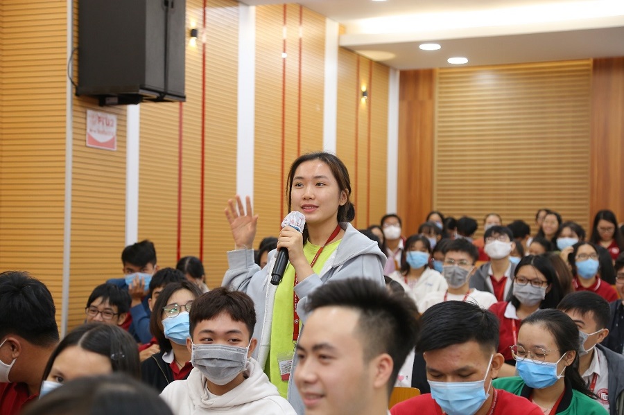 Sinh viên tích cực đặt câu hỏi cho diễn giả tại buổi hội thảo