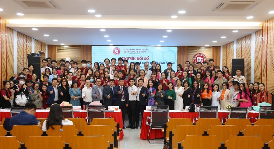 Quý diễn giả chụp hình lưu niệm cùng ThS Lê Giang Nam – Trưởng Ban TT&QHĐN, Quý khách mời doanh nghiệp và các em sinh viên Cơ sở II