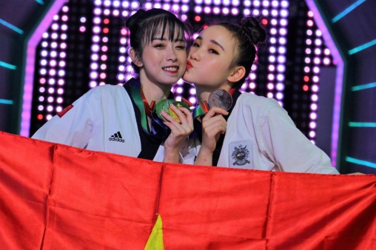 Châu Ngọc Tuyết Sang cùng người chị 