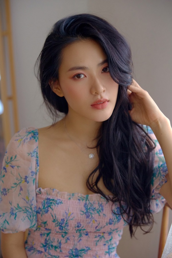 Cô nàng với vẻ ngoài nữ tính nhưng cũng không kém phần quyến rũ