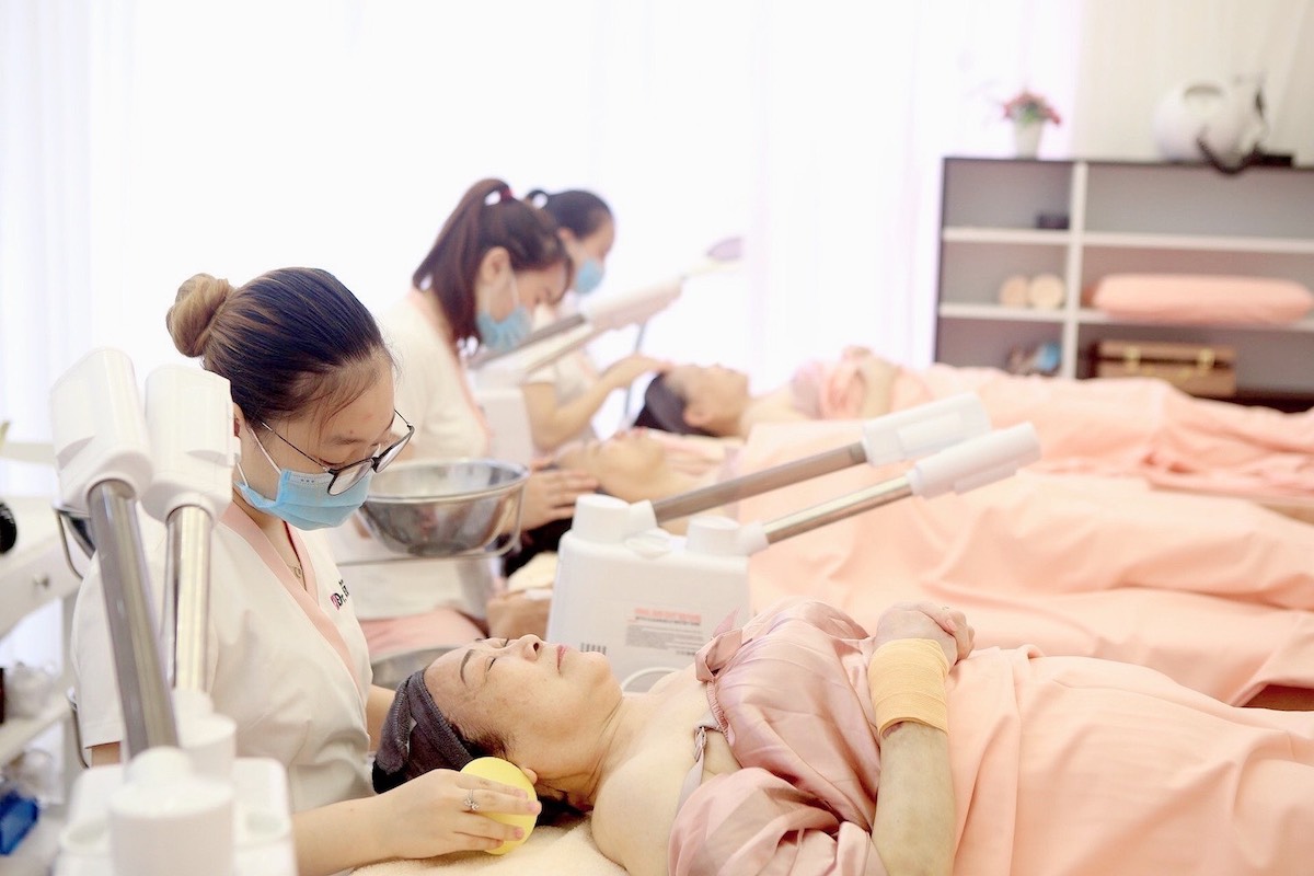 Trải nghiệm ngay bài massage mặt độc quyền này tại Dr.Hedison Premium Spa