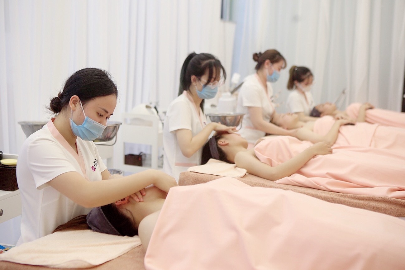 Dr.Hedison Premium Spa - địa chỉ làm mưa làm gió với bài massage mặt độc quyền