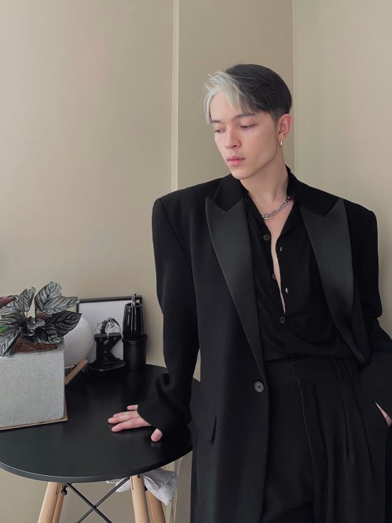 Anh là một stylist và là Creative Director tại Klei Studio