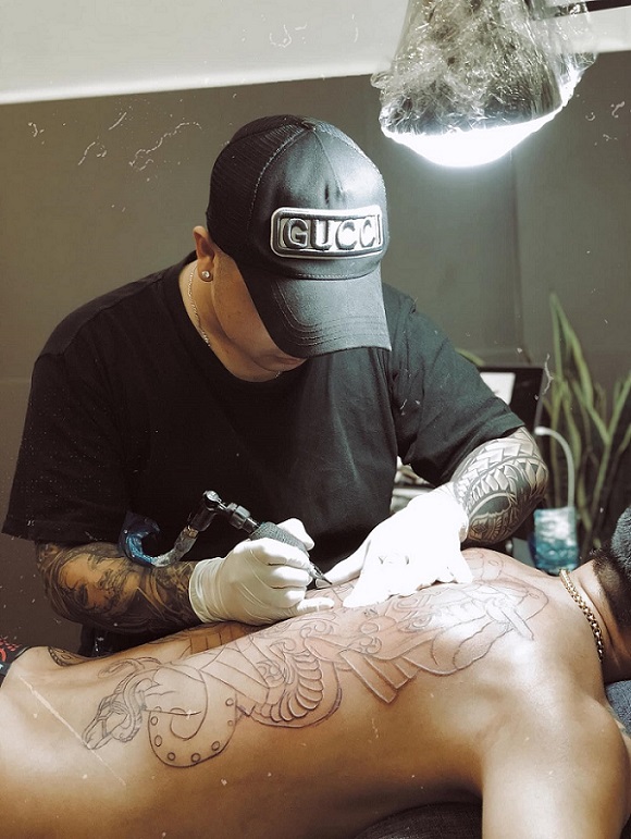 Nguyễn Phú Cường đang thực hiện xăm cho khách hàng