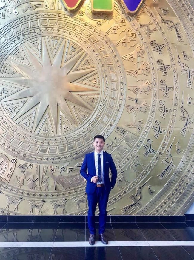 Thầy giáo Thuận là gương mặt quen thuộc của các chương trình luyện thi online