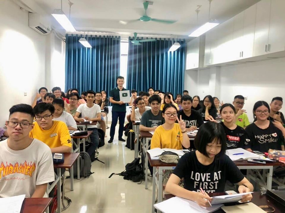 Một lớp luyện thi với số lượng học sinh theo học cực khủng