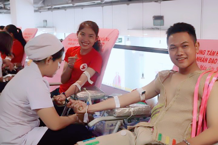 Nguyễn Tài Thành tham gia hiến máu nhân đạo