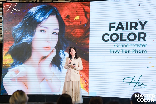 Chị Thủy Tiên Phạm đẹp rạng ngời trong buổi chia sẻ kinh nghiệm tại hội thảo MASTER COLOR 