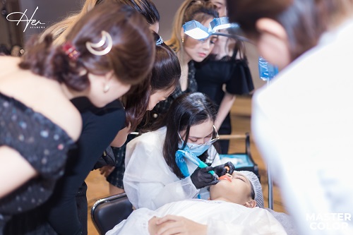 Hình ảnh chị Thủy Tiên Phạm đang hướng dẫn học trò của mình