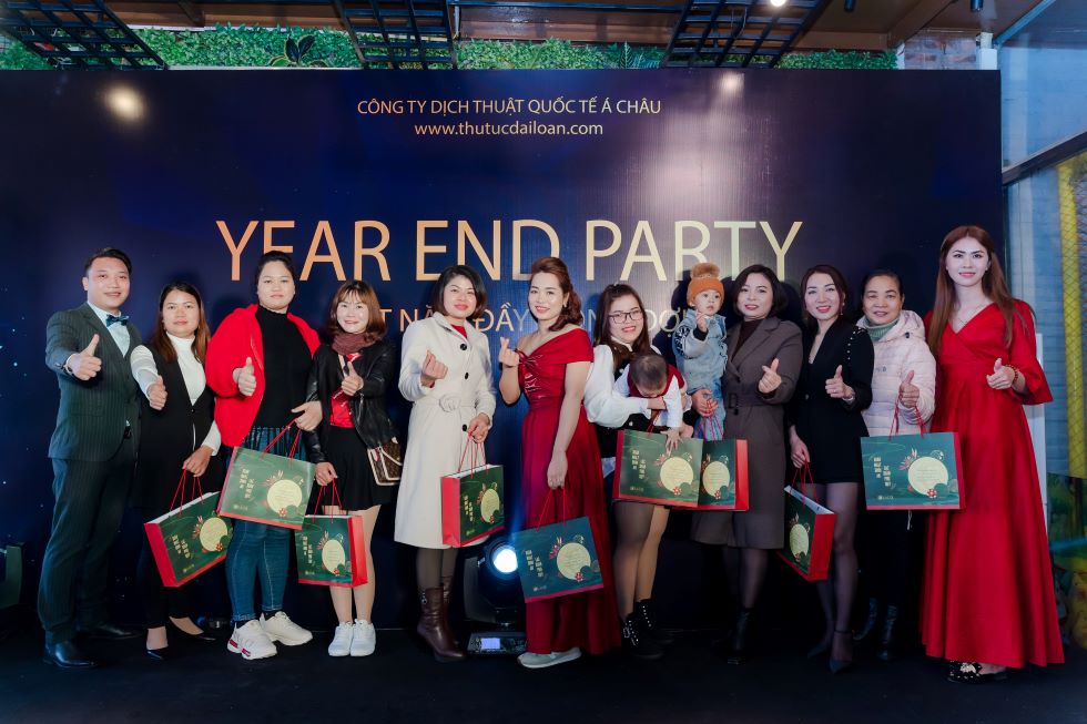 Những cộng sự Á Châu trao quà tri ân, cổ vũ tinh thần gửi tới khách hàng trong bữa tiệc