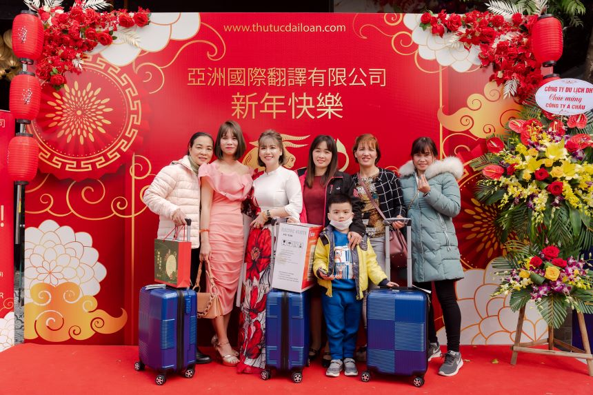 Những chiếc vali được trao tặng với mong muốn các cặp đôi sớm ngày đoàn tụ