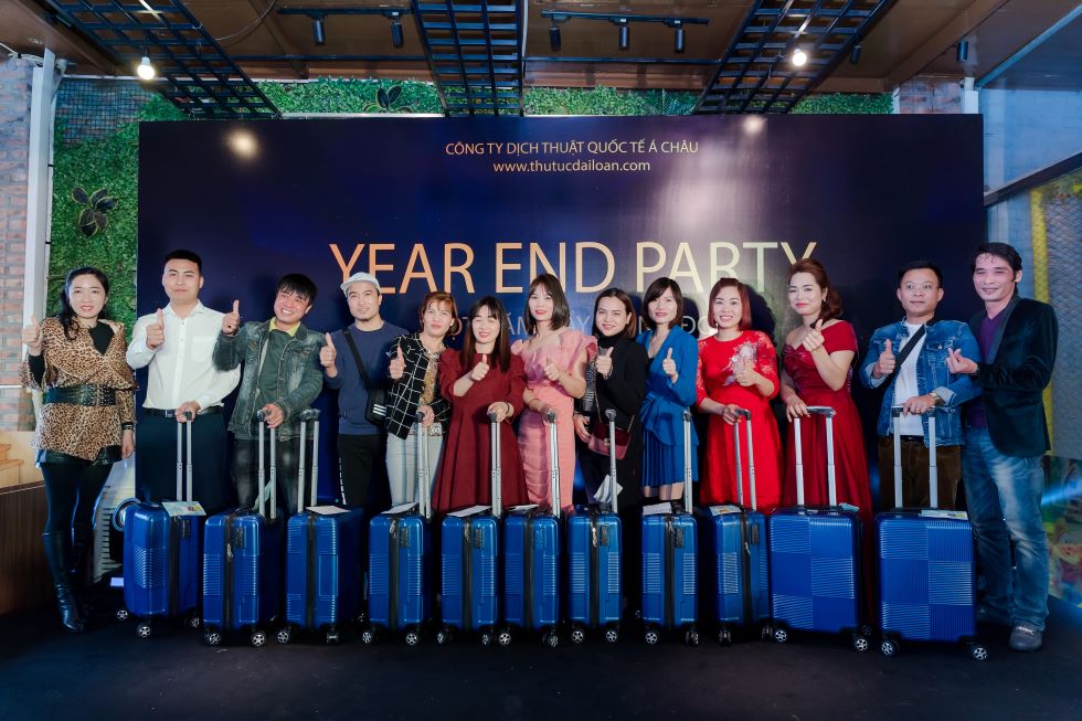 Bà Nguyễn Thị Thu Hiền và Ông Nguyễn Đức Tuấn trao quà cho khách hàng bay trong quý 1 năm 2021