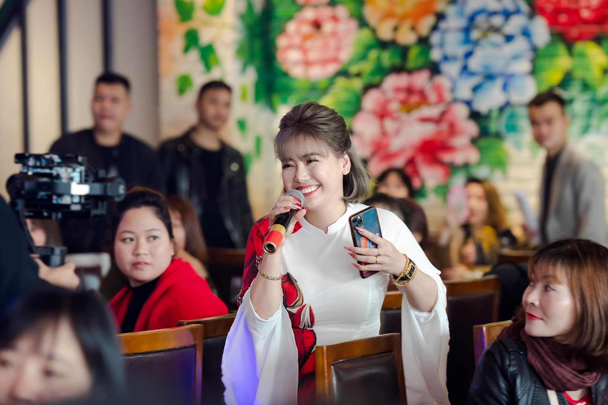 CEO Phạm Hồng Nhung rạng ngời trong tiệc cảm ơn cuối năm