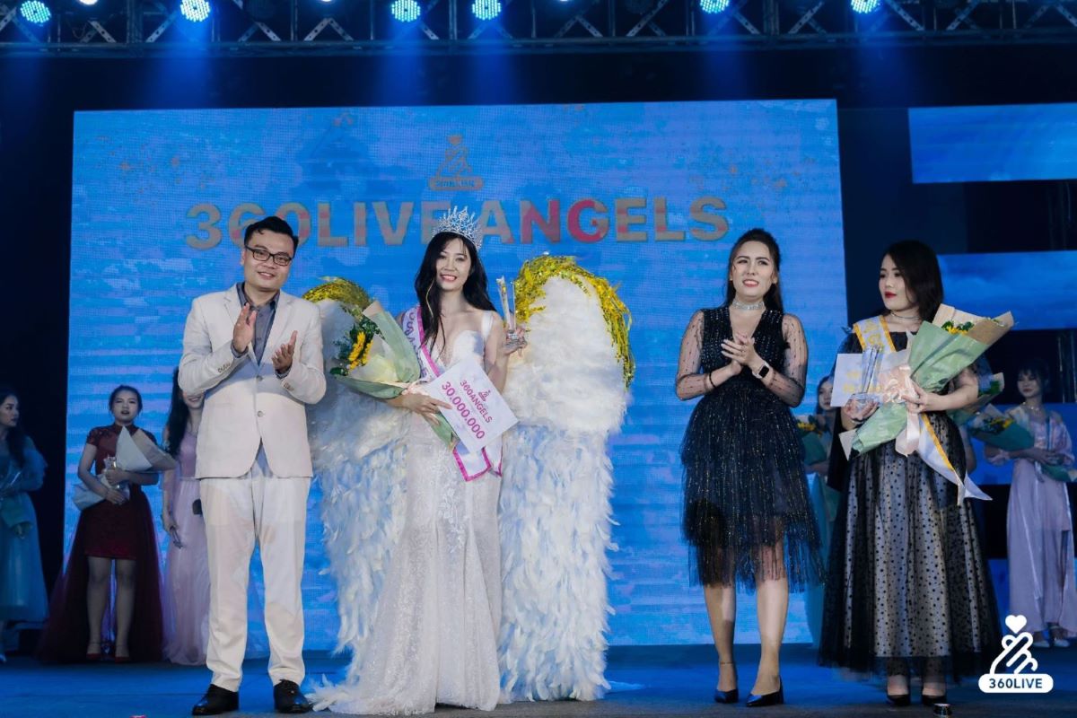 Influencer - Lê Vi (thứ hai từ phải qua) - người mở đường cho thế hệ trẻ Việt Nam