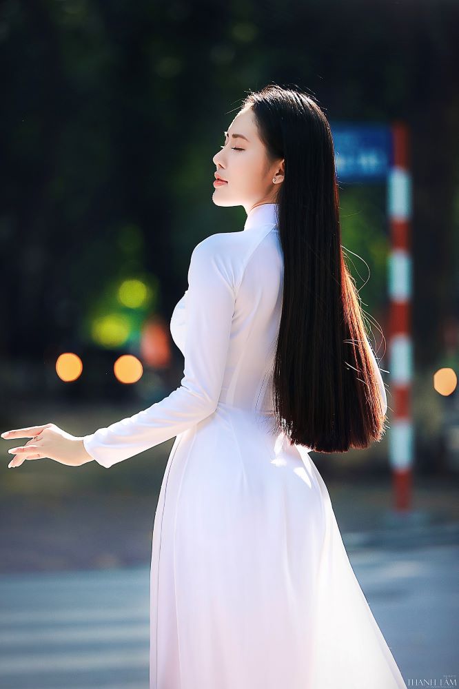Nàng thơ Phạm Thiên Trang thướt tha bên tà Áo dài