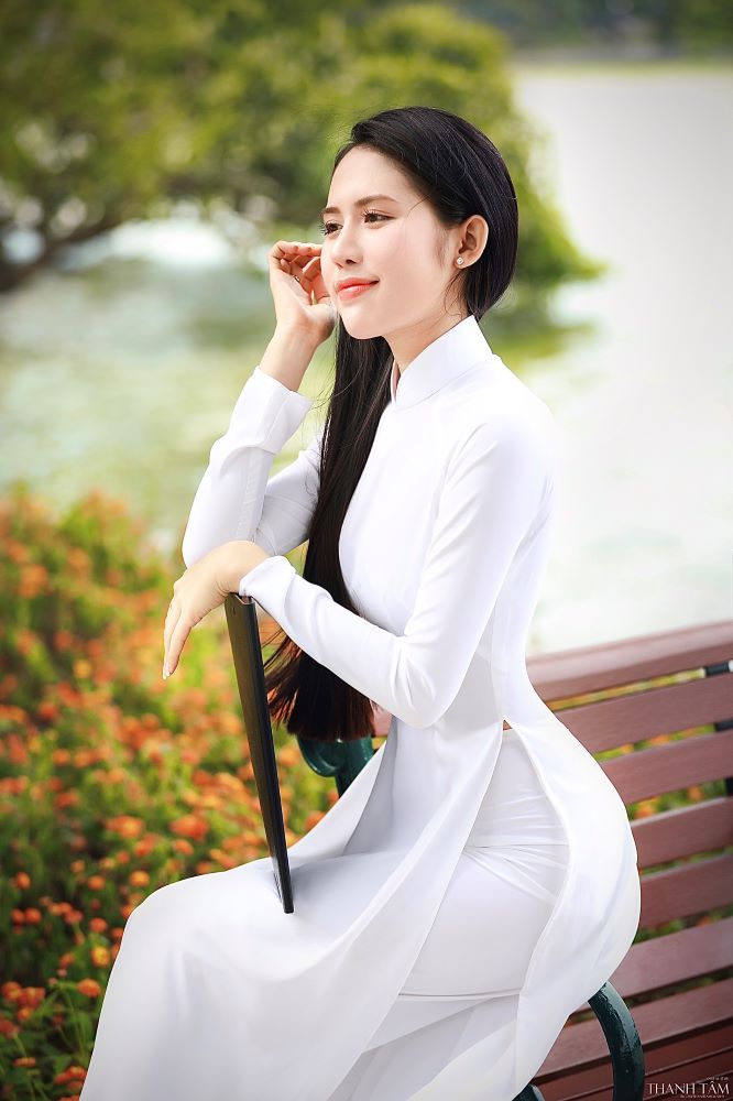 Thiên Trang như nàng thơ bước ra từ trong tranh
