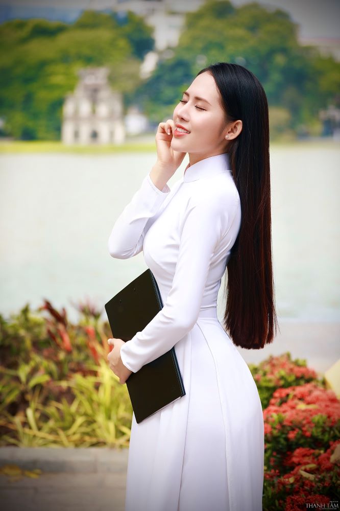 Cô nàng sở hữu một mái tóc dài đáng ngưỡng mộ