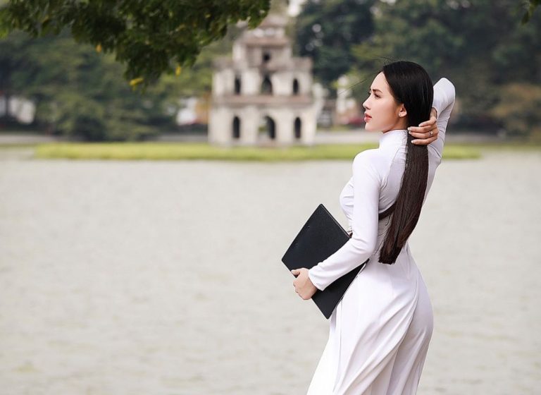 Nàng thơ Phạm Thiên Trang – Hóa thân thành cô gái Hà Thành trong tà áo dài dân tộc